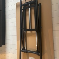 ベージュ　テーブルの画像