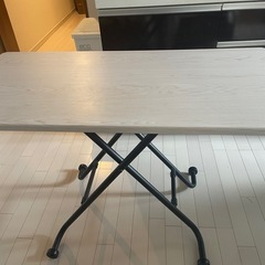 ベージュ　テーブルの画像