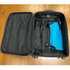 〈広尾 日本赤十字社医療センター近辺でお渡し〉MANDARINA DUCK （マンダリーナ・ダック） スーツケース　キャリーバックの画像