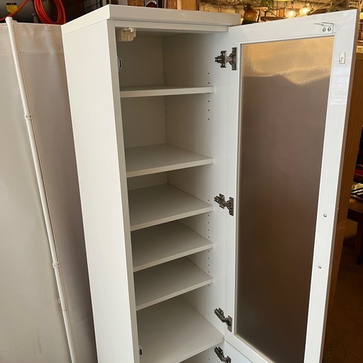 《売約済》食器棚 ホワイトキャビネット 白 スリムラック キッチン 脱衣所 収納 棚 キッチンキャビネット ガラス扉収納 薄型 スキマ 隙間 収納棚 扉付き収納 シンプル ラック 白家具 white cabinet glass door kitchen cabinet pantry slim shelf kitchen storage cupboard tall narrow storage シェルフ 家具収納