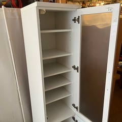 食器棚 ホワイトキャビネット 白 スリムラック キッチン 脱衣所 収納 棚 キッチンキャビネット ガラス扉収納 薄型 スキマ 隙間 収納棚 扉付き収納 シンプル ラック 白家具 white cabinet glass door kitchen cabinet pantry slim shelf kitchen storage cupboard tall narrow storage シェルフ 家具収納の画像