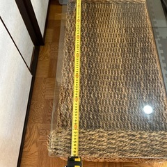 アジアンテイストな籐のガラステーブルの画像