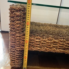 アジアンテイストな籐のガラステーブルの画像