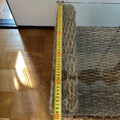 アジアンテイストな籐のガラステーブルの画像