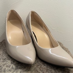ベージュ パンプス の画像