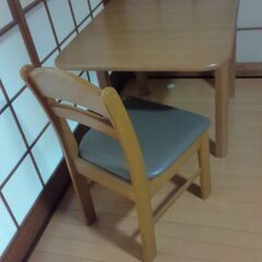 ダイニングテーブル、３点セット。の画像