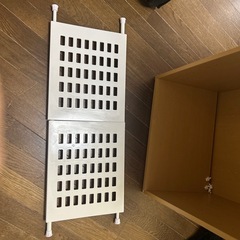 突っ張り棒４本、棒に乗せる棚板8枚の画像