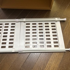 突っ張り棒４本、棒に乗せる棚板8枚の画像