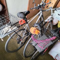 クロスバイク三台、室内トレーニング、備品セットの画像