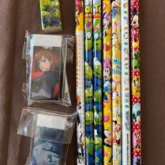 鉛筆やクレヨンなど文房具色々の画像