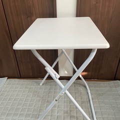 【美品✨】ニトリ 折りたたみテーブル（ホワイト）💡スリム収納可・サロンにもおすすめ の画像