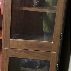 本棚、収納棚　ガラス扉　横幅33㌢スリム　ブラウンの画像