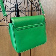 明るいグリーン系ショルダーバッグの画像