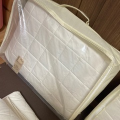 未使用　無印良品 ベッドパット ゴム付き2枚と2枚中古のパッド2枚の画像