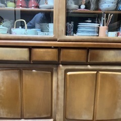 【大阪府引き取り限定】木製キャビネット 食器棚　ガラス扉付き　引き出し４個の画像