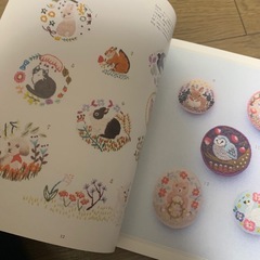 ブローチ小さな花刺繍の本の画像