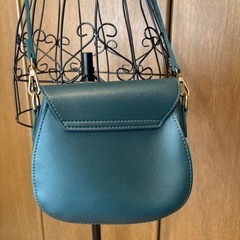 濃いグリーン系ショルダーバッグの画像