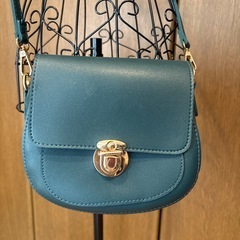 濃いグリーン系ショルダーバッグの画像