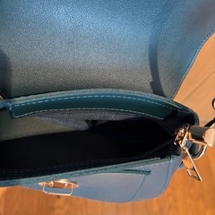 濃いグリーン系ショルダーバッグの画像