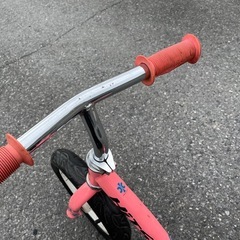 ストライダー、子供用自転車、蹴った車の画像