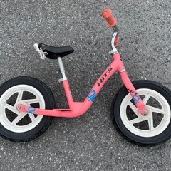 ストライダー、子供用自転車、蹴った車の画像