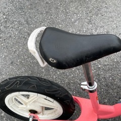 ストライダー、子供用自転車、蹴った車の画像