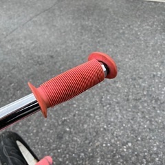 ストライダー、子供用自転車、蹴った車の画像