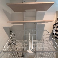 カゴ付き突っ張り式ランドリーラックの画像