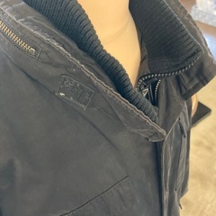 K2511-033 PLUS ONE ミリタリージャケット M-65 Lサイズ ブラック 色あせ、毛玉ありの画像