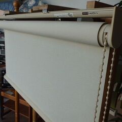 中古品　ロールスクリーン（幅７３ｃｍ×高さ１１０ｃｍ）引き取って頂ける方に無料で差し上げます！！有料で取付用ブラケットは新品をご用意、取付作業も請け負いますの画像