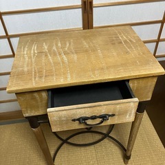 木製サイドテーブルの画像