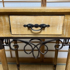 木製サイドテーブルの画像