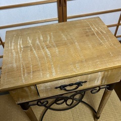 木製サイドテーブルの画像