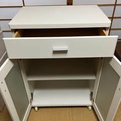 ガラス扉付き収納キャビネットの画像