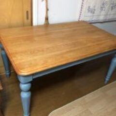 カントリー調食卓テーブルの画像