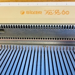 編み機2台と載せる台2つと毛糸も沢山の画像