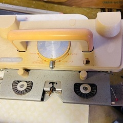 編み機2台と載せる台2つと毛糸も沢山の画像