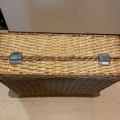 レトロな藤製トランクバスケット チェック柄 内側 おしゃれ アンティーク風の画像