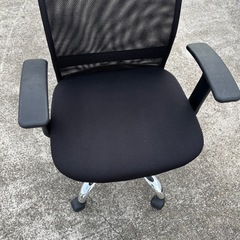 椅子　チェア　オフィスチェア　PCチェア　高さ調節可能　キャスターつき付きの画像
