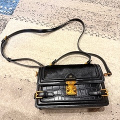 ブラックショルダーバッグの画像