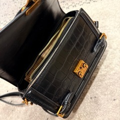 ブラックショルダーバッグの画像