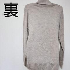 グレー タートルネック ニットセーターの画像