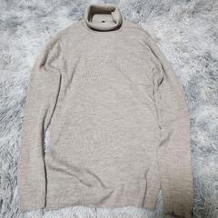 グレー タートルネック ニットセーターの画像