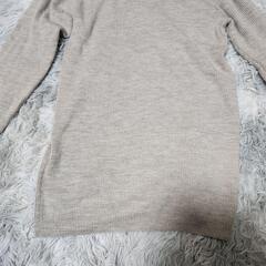 グレー タートルネック ニットセーターの画像