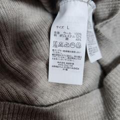 グレー タートルネック ニットセーターの画像