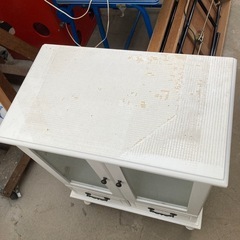 アンティーク調のキャビネットの画像