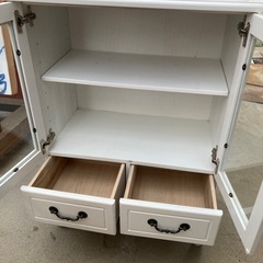 アンティーク調のキャビネットの画像