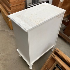 アンティーク調のキャビネットの画像