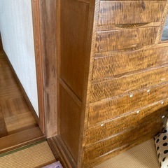 柏の木のタンスの画像