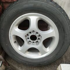 スタットレスタイヤとマルチアルミホイール付きの画像